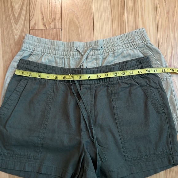 Gap bundle of 2 Green and Tan  women’s Shorts - Picture 3 of 6